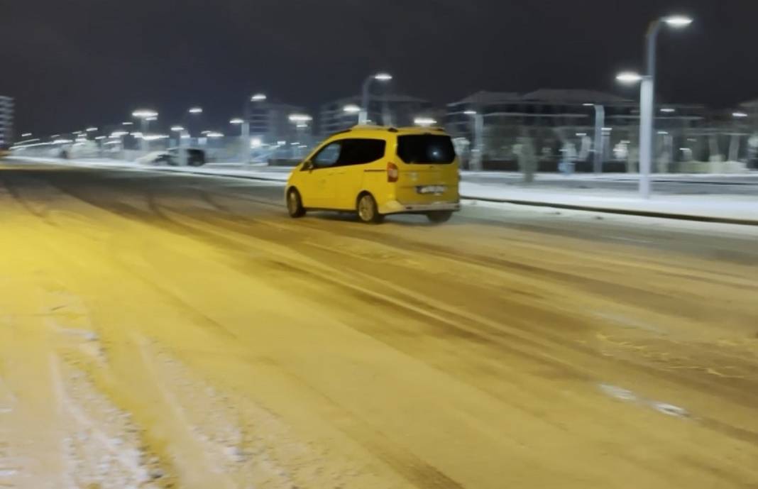 Aksaray'da tehlikeli sürüş: Karlı yolda drift attı! O anları da paylaştı! 6